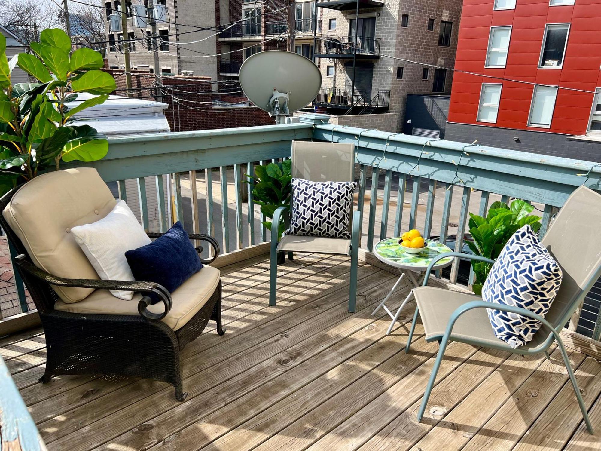 Hébergement de vacances 4 Bedroom In Location Parking Fireplace Back Yard Pets Welcome *