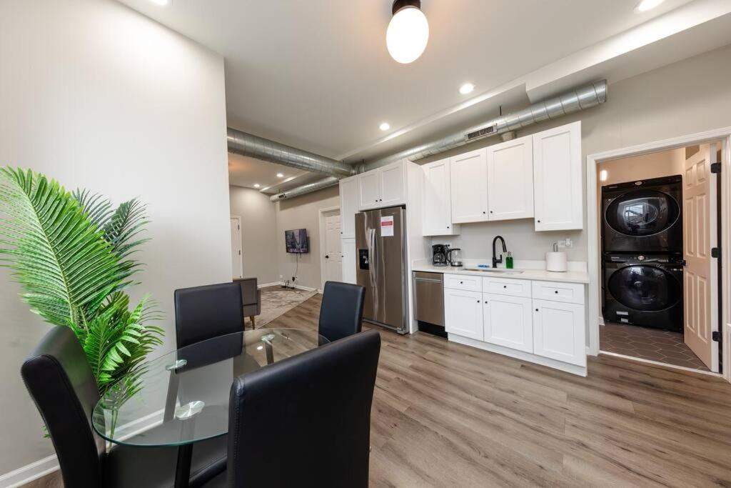 The Secret West Loop Oasis For Up To 4 Guests With 4k Smart Hdtv