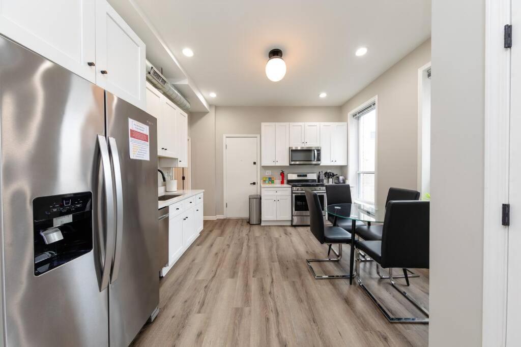 The Secret West Loop Oasis For Up To 4 Guests With 4k Smart Hdtv