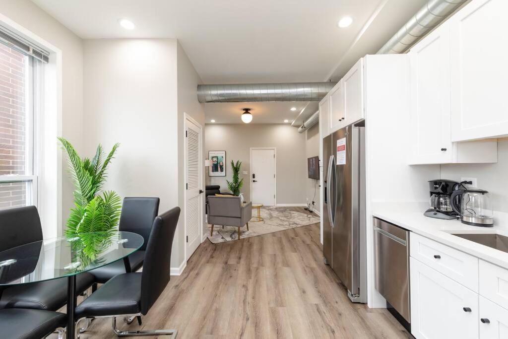 The Secret West Loop Oasis For Up To 4 Guests With 4k Smart Hdtv *