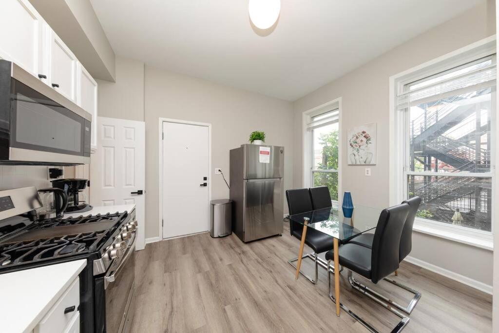 The Secret West Loop Oasis For Up To 4 Guests - 5 Minutes To United Center!