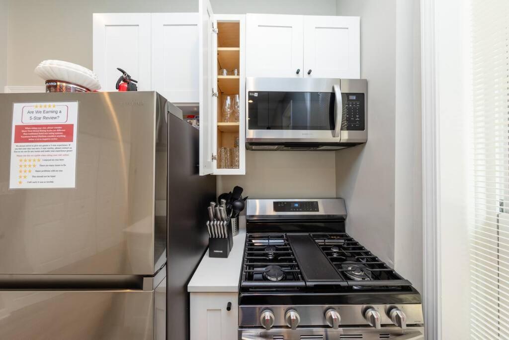 The Secret West Loop Oasis For Up To 4 Guests With In-unit Washer And Dryer