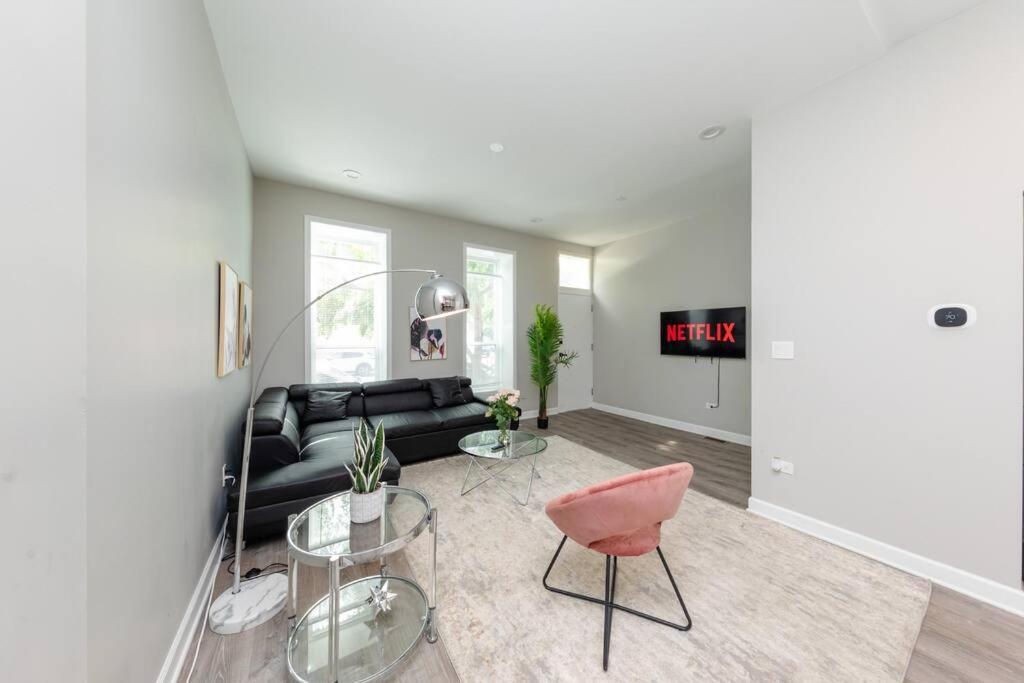 The Secret West Loop Oasis For Up To 4 Guests With In-unit Washer And Dryer Apartment Chicago
