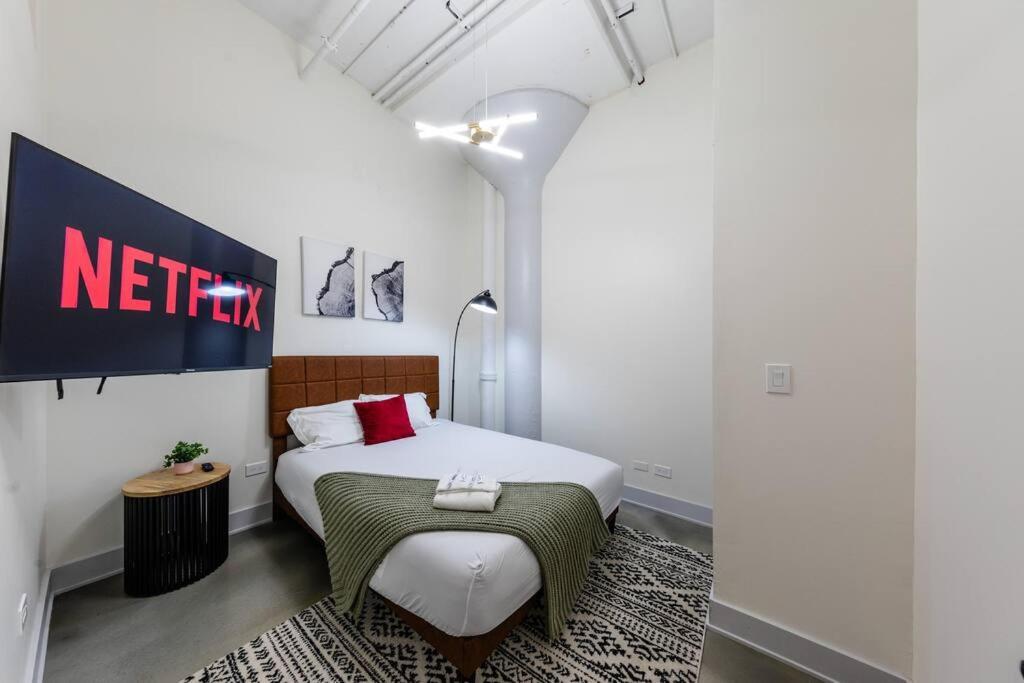 Luxury 6Br Loft Suite Perfect For 12 Guests With Skyline Views, Optional Parking And Gym Access Near Mccormick Place And Soldier Field Apartment Chicago