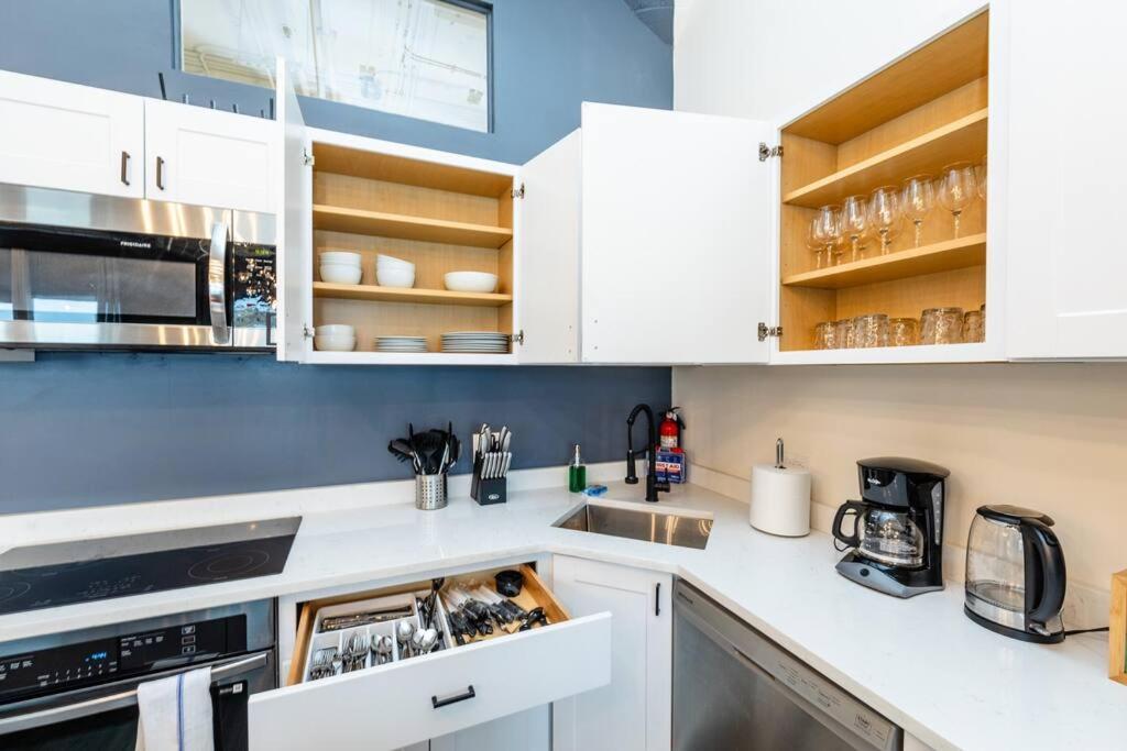 Luxury 6Br Loft Suite Perfect For 12 Guests With Skyline Views, Optional Parking And Gym Access Near Mccormick Place And Soldier Field Apartment Chicago