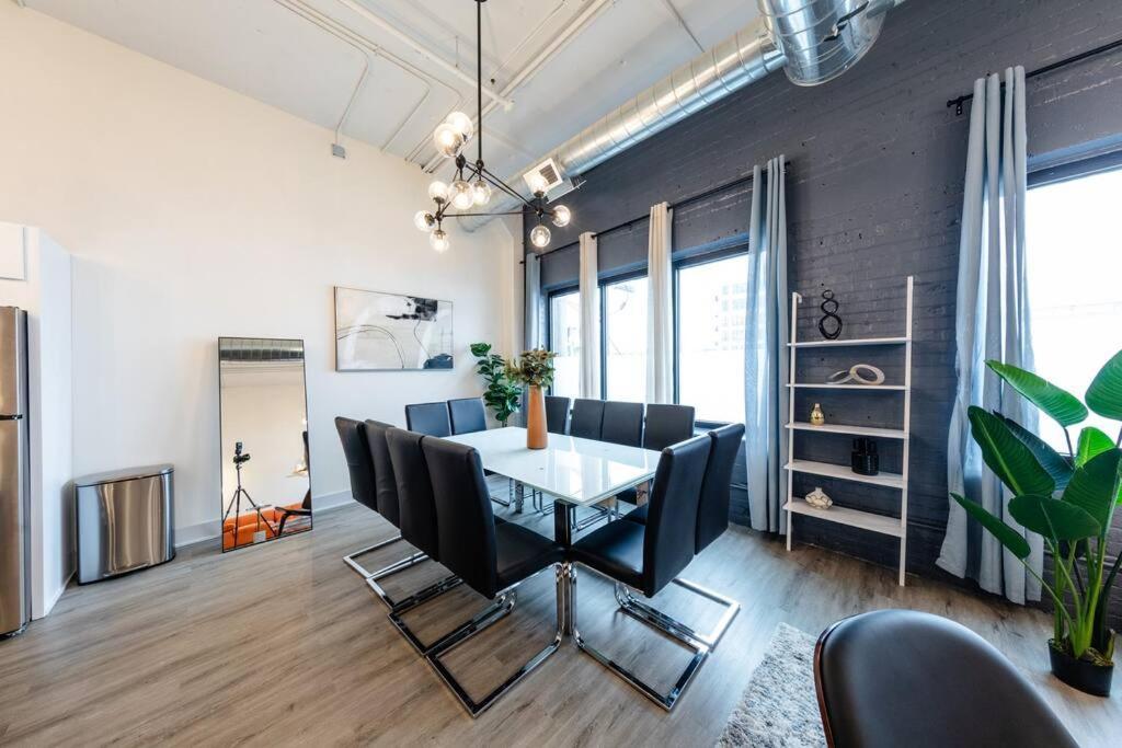 Luxury 6Br Loft Suite Perfect For 12 Guests With Skyline Views, Optional Parking And Gym Access Near Mccormick Place And Soldier Field Apartment Chicago