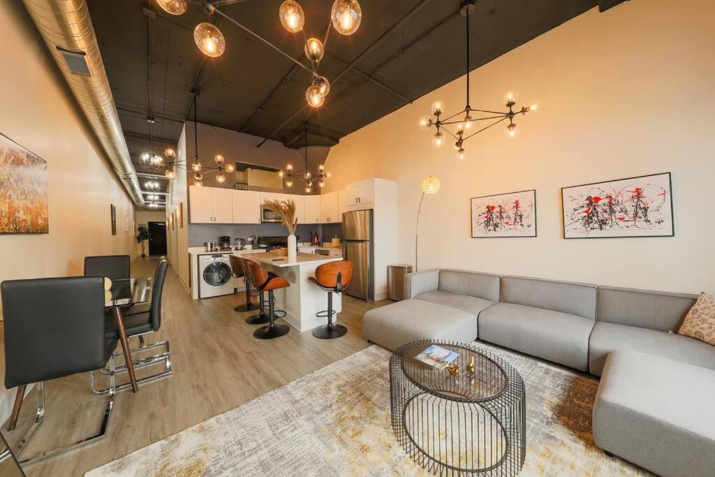 Mccormick 3br/2ba Luxury For Up To 8 Guests With Optional Parking And Gym Access Chicago