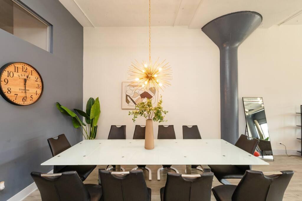 Massive Luxury 5br Loft For Groups Up To 12 Guests With Optional Parking And Gym Access Near Mccormick Place And Soldier Field Apartment *