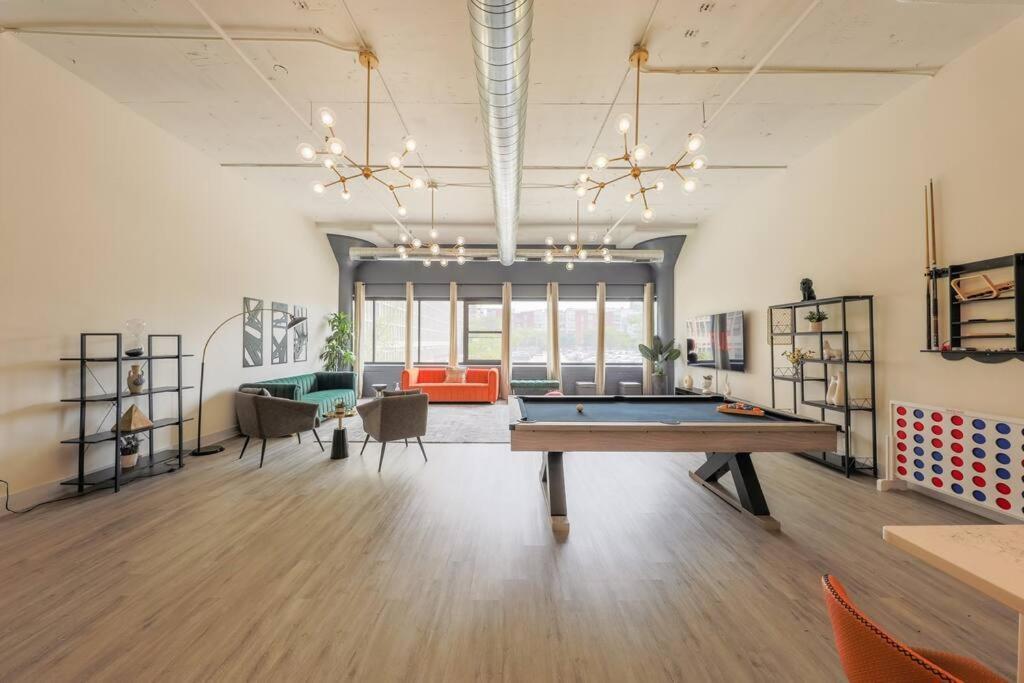 Massive Luxury 5br Loft For Groups Up To 12 Guests With Optional Parking And Gym Access Near Mccormick Place And Soldier Field Chicago