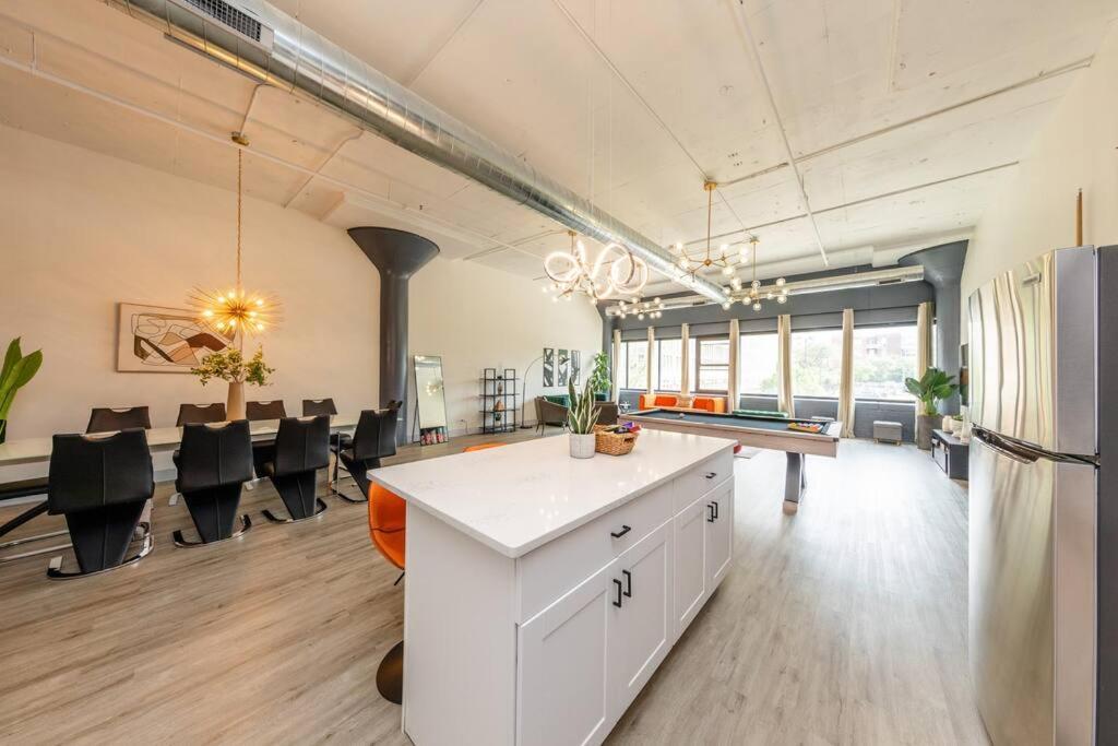 Massive Luxury 5br Loft For Groups Up To 12 Guests With Optional Parking And Gym Access Near Mccormick Place And Soldier Field *