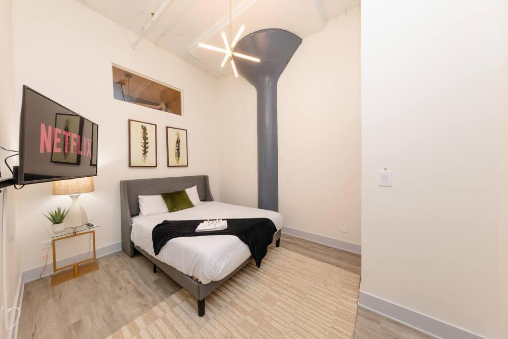 Massive Luxury 5br Loft For Groups Up To 12 Guests With Optional Parking And Gym Access Near Mccormick Place And Soldier Field Apartment Chicago