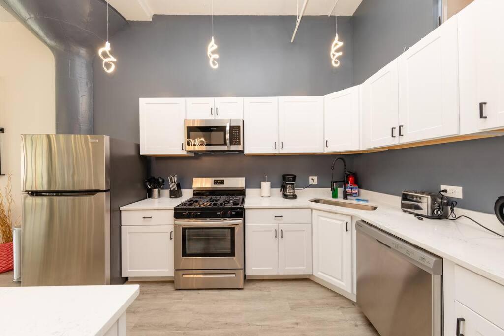 Massive Luxury 5br Loft For Groups Up To 12 Guests With Optional Parking And Gym Access Near Mccormick Place And Soldier Field * Chicago