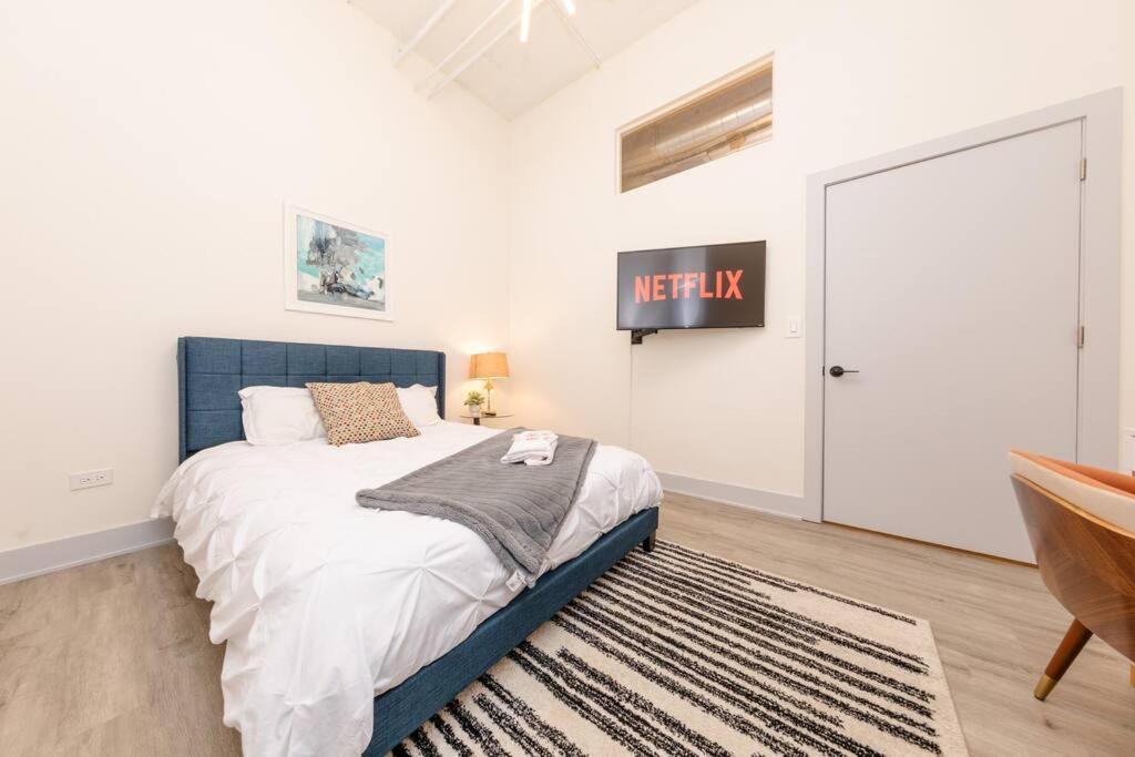 Massive Luxury 5br Loft For Groups Up To 12 Guests With Optional Parking And Gym Access Near Mccormick Place And Soldier Field *