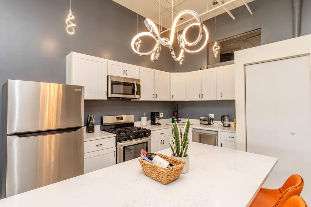 Massive Luxury 5br Loft For Groups Up To 12 Guests With Optional Parking And Gym Access Near Mccormick Place And Soldier Field