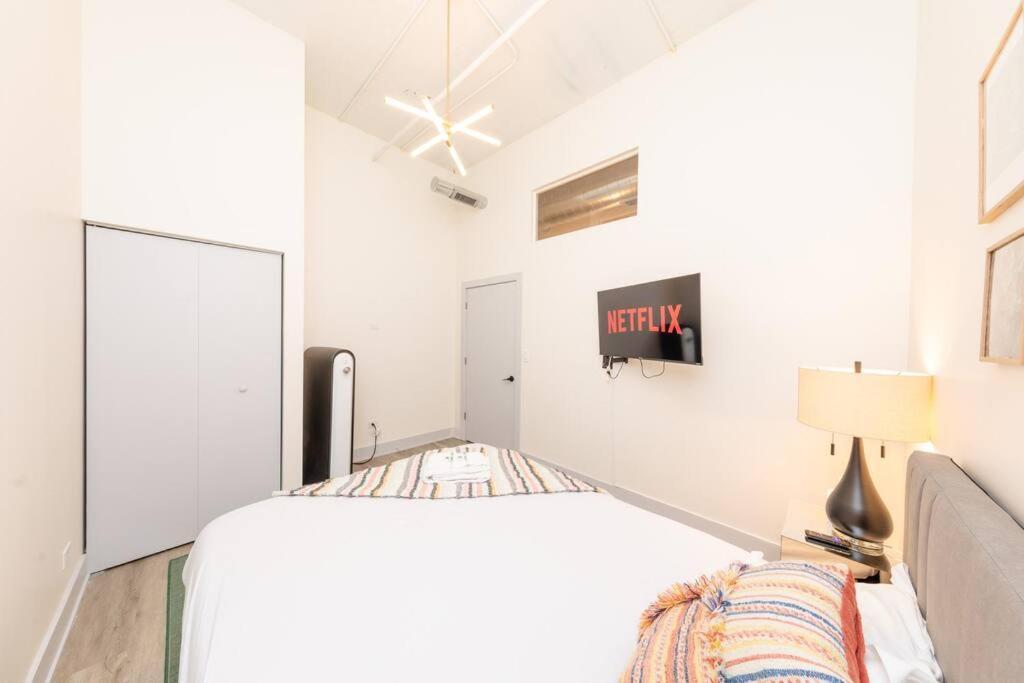 Massive Luxury 5br Loft For Groups Up To 12 Guests With Optional Parking And Gym Access Near Mccormick Place And Soldier Field *