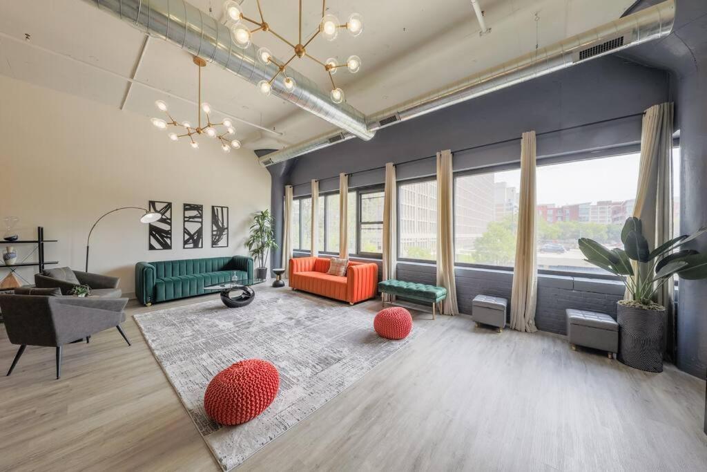 Massive Luxury 5br Loft For Groups Up To 12 Guests With Optional Parking And Gym Access Near Mccormick Place And Soldier Field Apartment Chicago