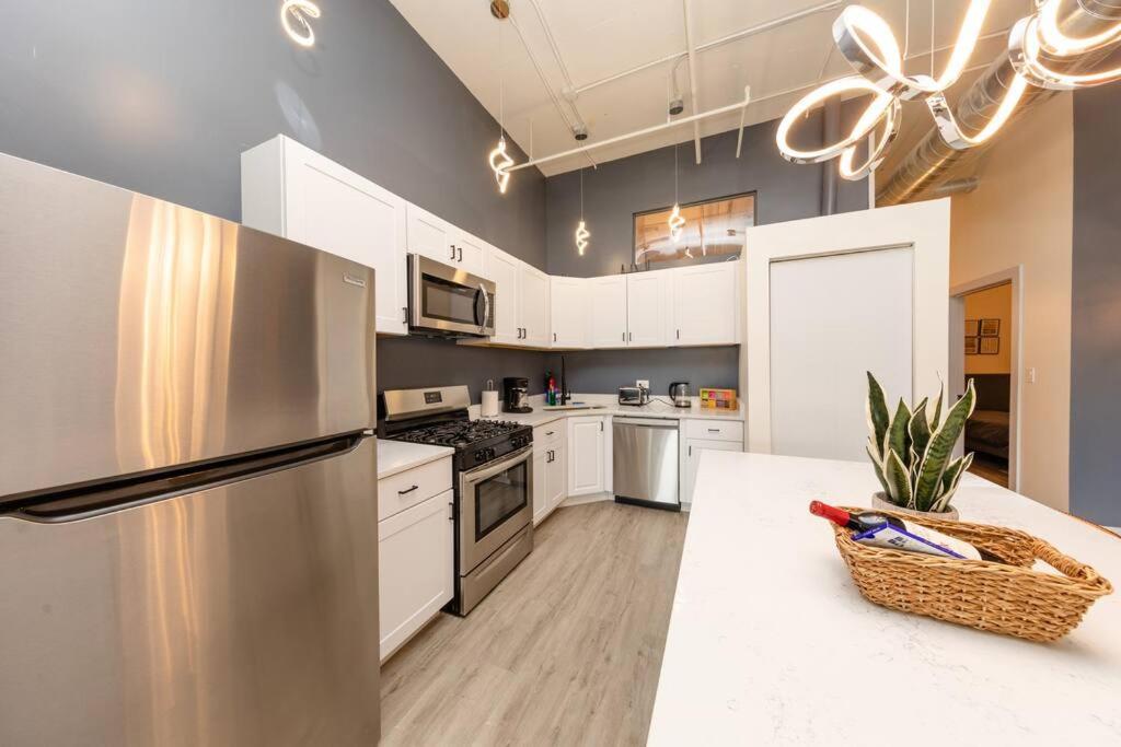 Apartment Massive Luxury 5br Loft For Groups Up To 12 Guests With Optional Parking And Gym Access Near Mccormick Place And Soldier Field *