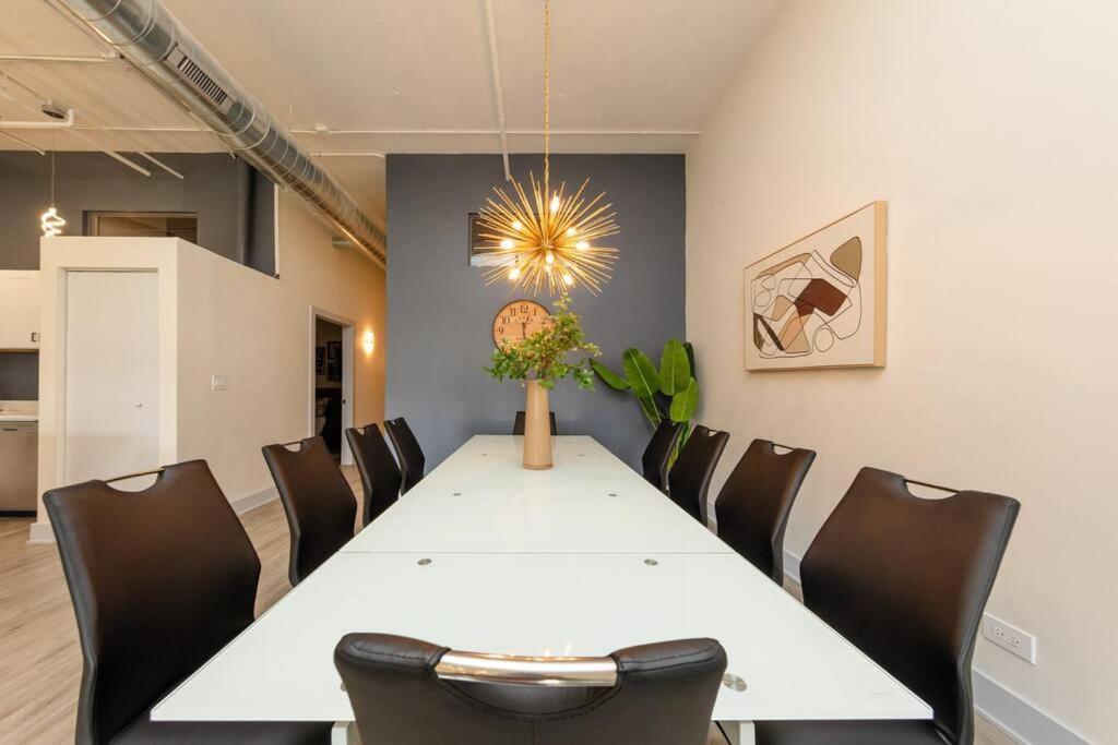 Massive Luxury 5br Loft For Groups Up To 12 Guests With Optional Parking And Gym Access Near Mccormick Place And Soldier Field