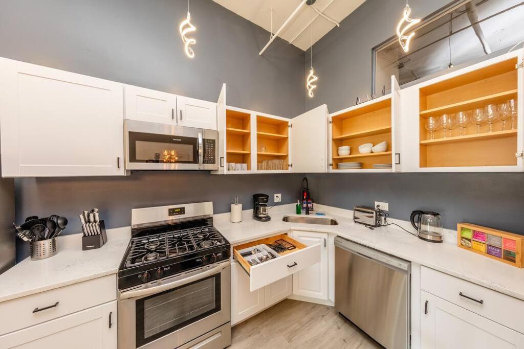 Apartment Massive Luxury 5br Loft For Groups Up To 12 Guests With Optional Parking And Gym Access Near Mccormick Place And Soldier Field Chicago