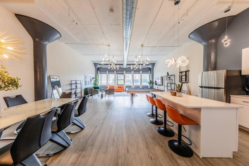 Massive Luxury 5br Loft For Groups Up To 12 Guests With Optional Parking And Gym Access Near Mccormick Place And Soldier Field