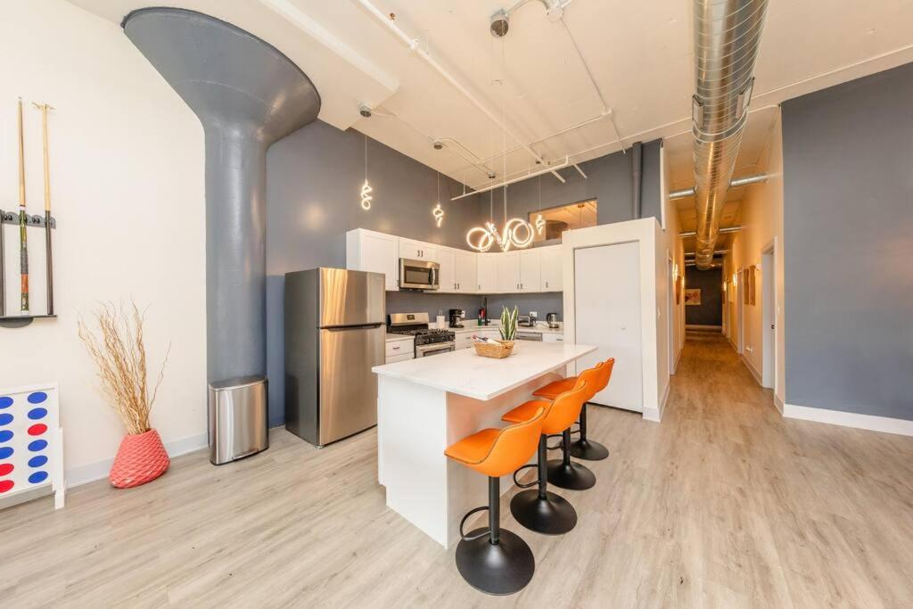 Apartment Massive Luxury 5br Loft For Groups Up To 12 Guests With Optional Parking And Gym Access Near Mccormick Place And Soldier Field *