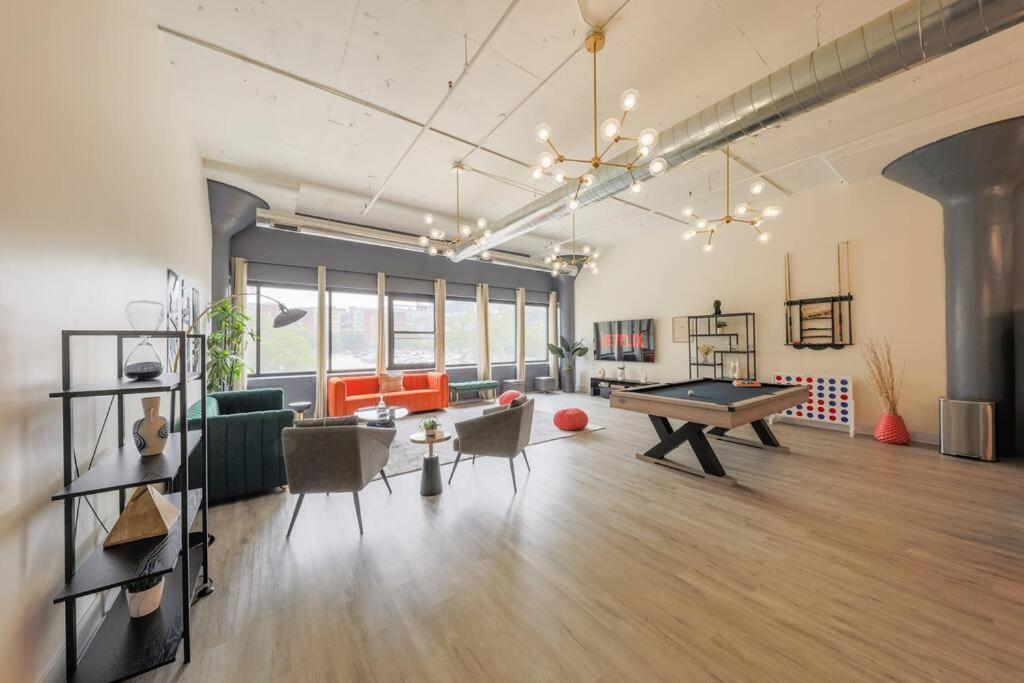 Massive Luxury 5br Loft For Groups Up To 12 Guests With Optional Parking And Gym Access Near Mccormick Place And Soldier Field Chicago