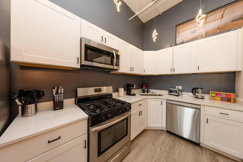 Apartment Massive Luxury 5br Loft For Groups Up To 12 Guests With Optional Parking And Gym Access Near Mccormick Place And Soldier Field Chicago