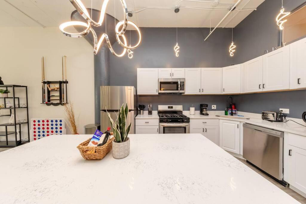 Massive Luxury 5br Loft For Groups Up To 12 Guests With Optional Parking And Gym Access Near Mccormick Place And Soldier Field
