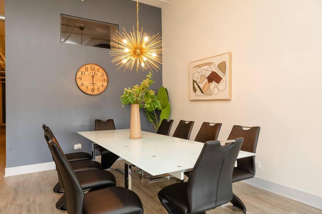 Massive Luxury 5br Loft For Groups Up To 12 Guests With Optional Parking And Gym Access Near Mccormick Place And Soldier Field Apartment *