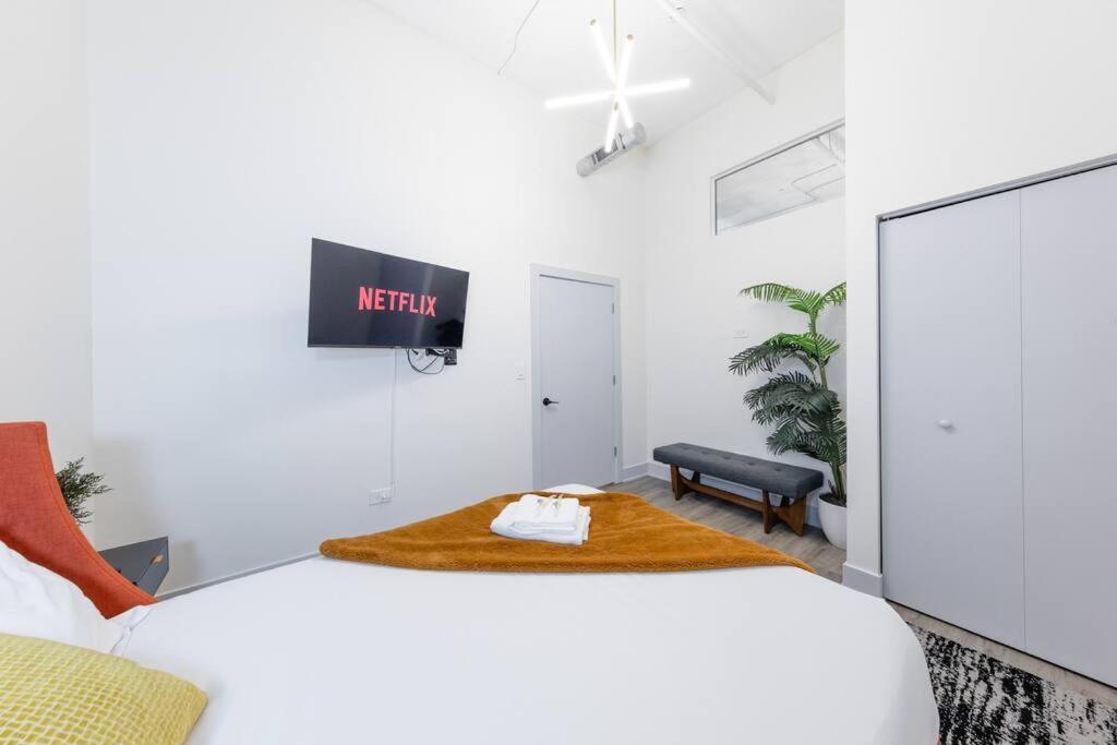 Luxurious 5Br Suite Perfect For Group Of 12 Guests With Pool Table, Optional Parking And Gym Access Near Mccormick Place And Soldier Field Apartment Chicago