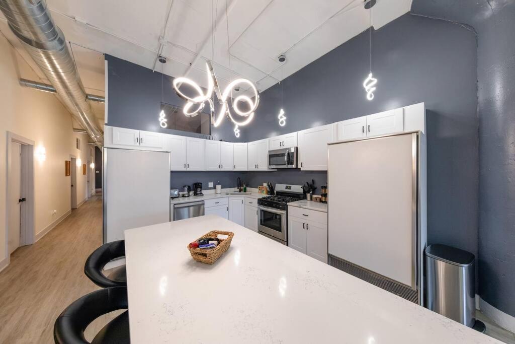 Luxurious 5Br Suite Perfect For Group Of 12 Guests With Pool Table, Optional Parking And Gym Access Near Mccormick Place And Soldier Field Apartment