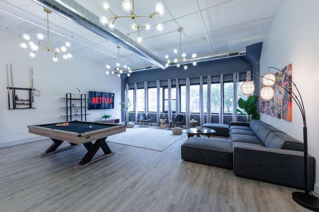 Luxurious 5Br Suite Perfect For Group Of 12 Guests With Pool Table, Optional Parking And Gym Access Near Mccormick Place And Soldier Field