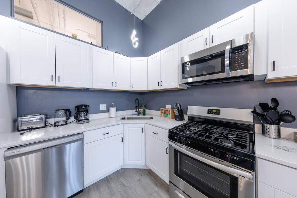 Luxurious 5Br Suite Perfect For Group Of 12 Guests With Pool Table, Optional Parking And Gym Access Near Mccormick Place And Soldier Field Apartment