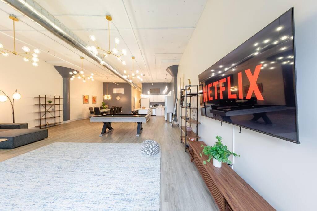 Luxurious 5Br Suite Perfect For Group Of 12 Guests With Pool Table, Optional Parking And Gym Access Near Mccormick Place And Soldier Field Apartment *