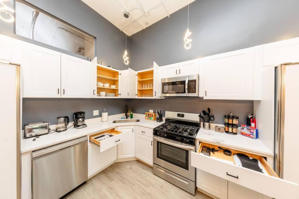 Luxurious 5Br Suite Perfect For Group Of 12 Guests With Pool Table, Optional Parking And Gym Access Near Mccormick Place And Soldier Field Apartment