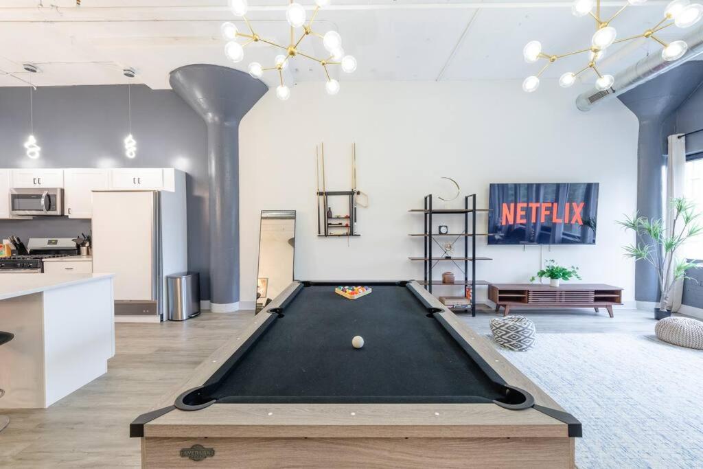 Luxurious 5Br Suite Perfect For Group Of 12 Guests With Pool Table, Optional Parking And Gym Access Near Mccormick Place And Soldier Field Apartment *