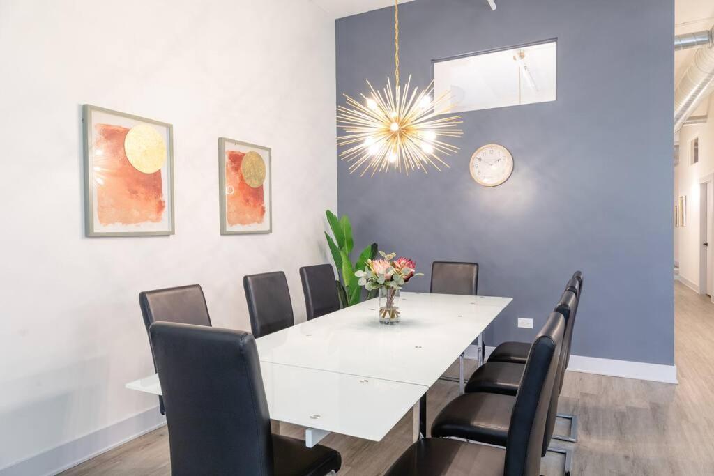 Luxurious 5Br Suite Perfect For Group Of 12 Guests With Pool Table, Optional Parking And Gym Access Near Mccormick Place And Soldier Field Apartment *