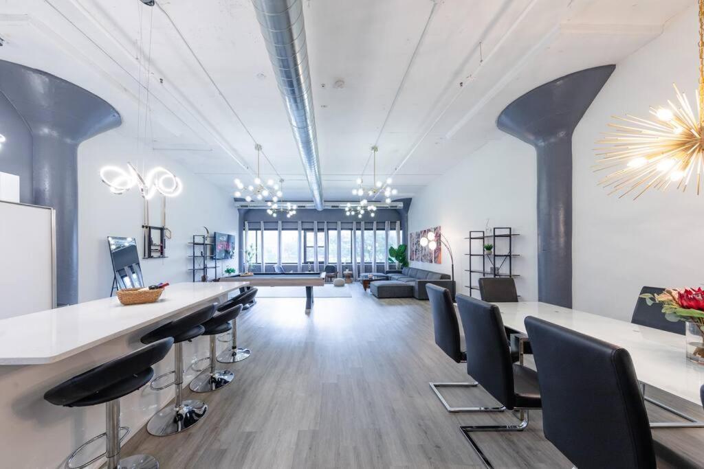 Luxurious 5Br Suite Perfect For Group Of 12 Guests With Pool Table, Optional Parking And Gym Access Near Mccormick Place And Soldier Field Apartment
