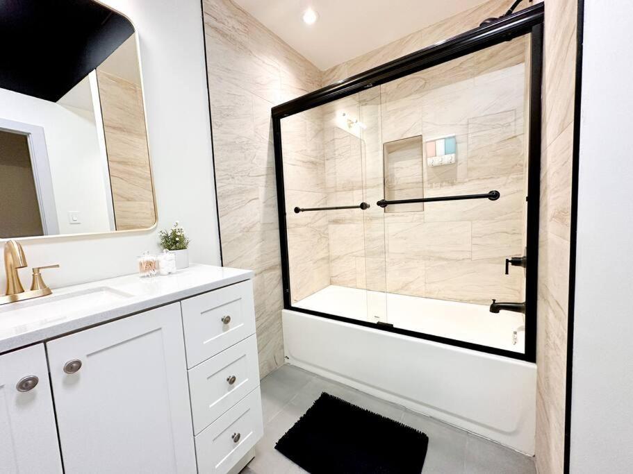 Luxurious 5Br Suite Perfect For Group Of 12 Guests With Pool Table, Optional Parking And Gym Access Near Mccormick Place And Soldier Field