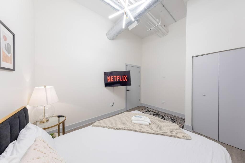Group-Friendly 5Br Suite Sleeps 12 With Billiards, Optional Parking And Gym Access Near Mccormick Place And Soldier Field *