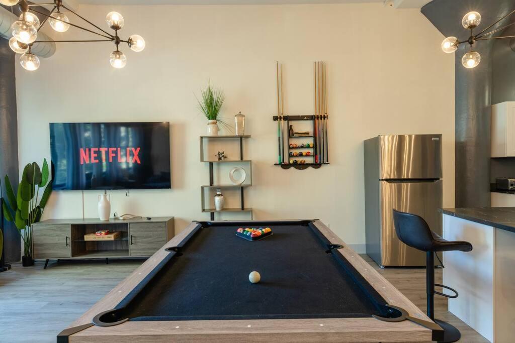 Group-Friendly 5Br Suite Sleeps 12 With Billiards, Optional Parking And Gym Access Near Mccormick Place And Soldier Field