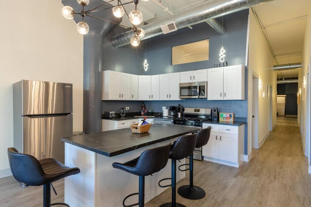 Group-Friendly 5Br Suite Sleeps 12 With Billiards, Optional Parking And Gym Access Near Mccormick Place And Soldier Field Apartment