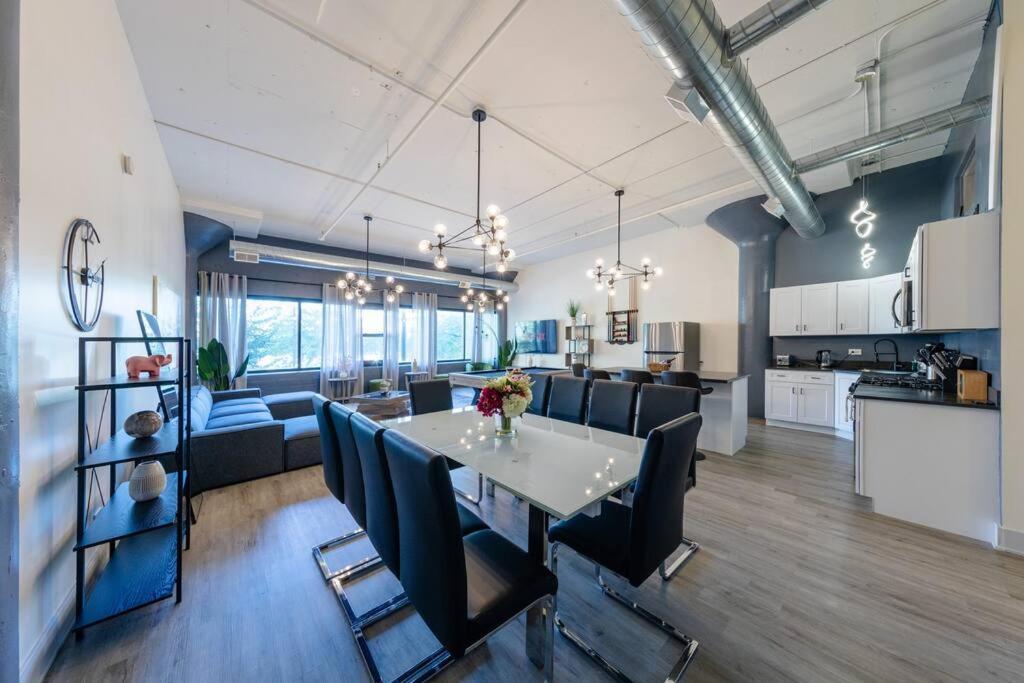 Group-Friendly 5Br Suite Sleeps 12 With Billiards, Optional Parking And Gym Access Near Mccormick Place And Soldier Field