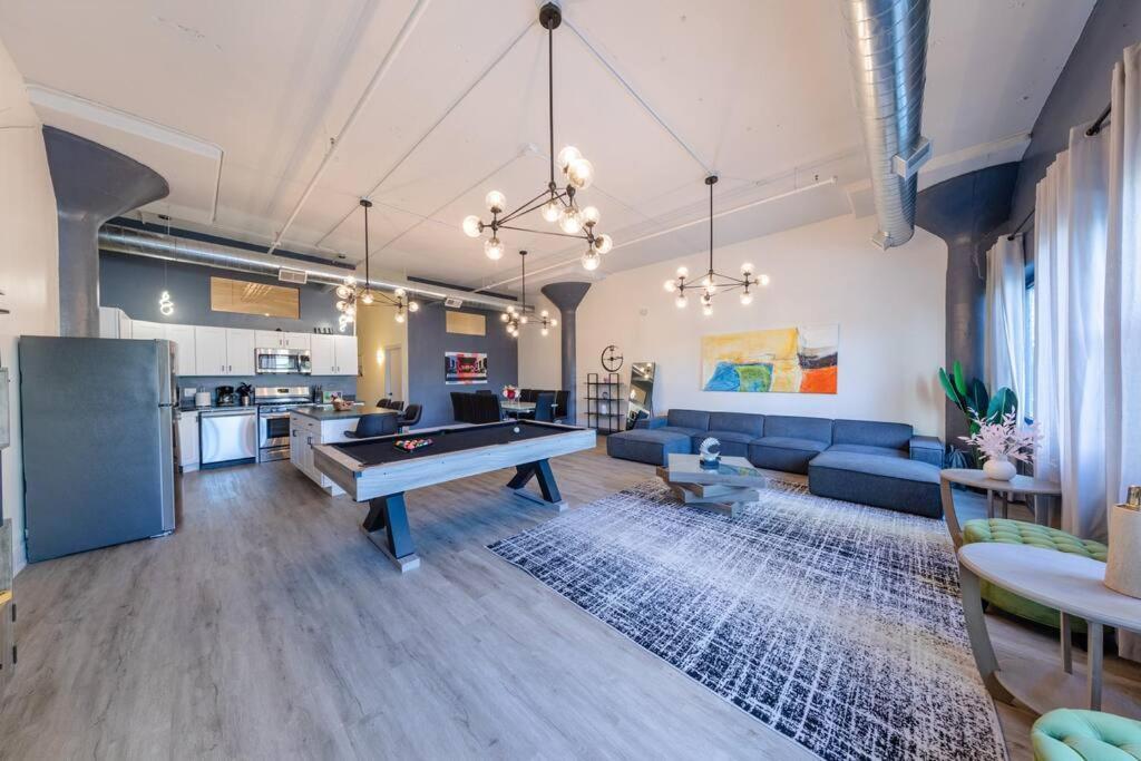 Group-Friendly 5Br Suite Sleeps 12 With Billiards, Optional Parking And Gym Access Near Mccormick Place And Soldier Field Apartment