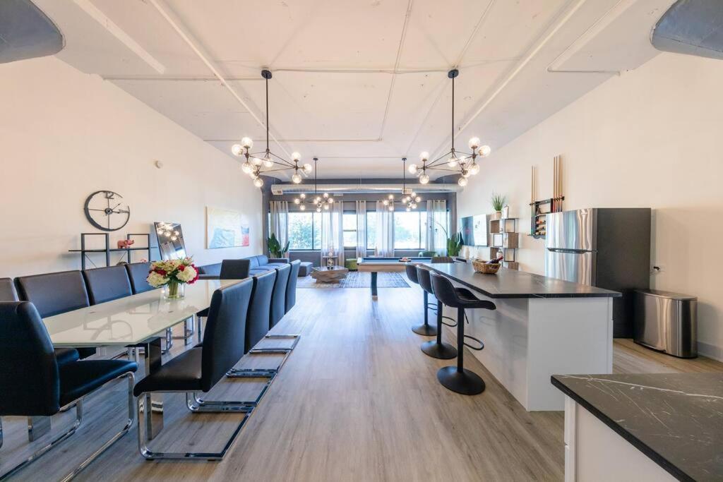 Group-Friendly 5Br Suite Sleeps 12 With Billiards, Optional Parking And Gym Access Near Mccormick Place And Soldier Field Apartment *