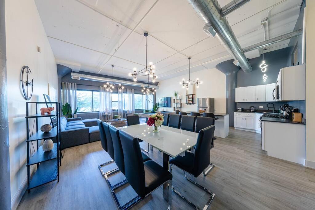 Apartment Group-Friendly 5Br Suite Sleeps 12 With Billiards, Optional Parking And Gym Access Near Mccormick Place And Soldier Field Chicago