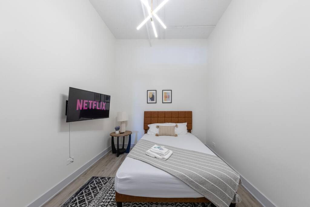 Group-Friendly 5Br Suite Sleeps 12 With Billiards, Optional Parking And Gym Access Near Mccormick Place And Soldier Field Apartment