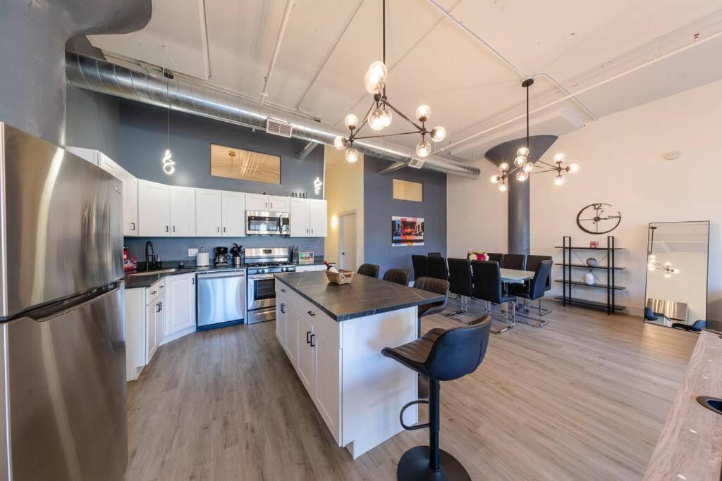 Group-Friendly 5Br Suite Sleeps 12 With Billiards, Optional Parking And Gym Access Near Mccormick Place And Soldier Field