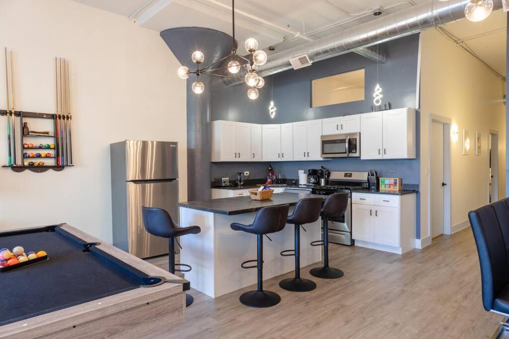 Apartment Group-Friendly 5Br Suite Sleeps 12 With Billiards, Optional Parking And Gym Access Near Mccormick Place And Soldier Field