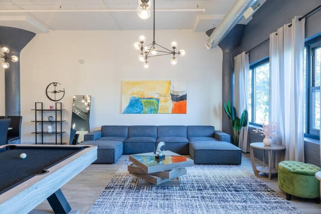 Group-Friendly 5Br Suite Sleeps 12 With Billiards, Optional Parking And Gym Access Near Mccormick Place And Soldier Field Apartment